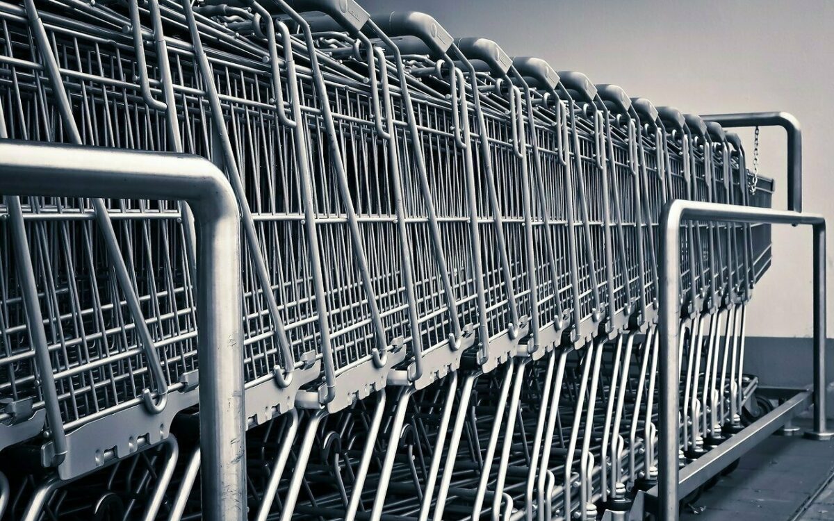 Viele Einkaufswägen stehen in einer Reihe im Supermarkt Viele Einkaufswägen stehen in einer Reihe im Supermarkt